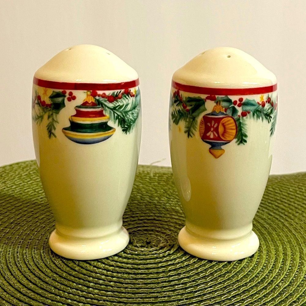 Pfaltzgraff Holiday Garland Salt & Pepper Shaker NWT